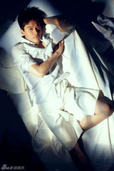 组图：高云翔写真烟熏造型赤膊秀肌肉