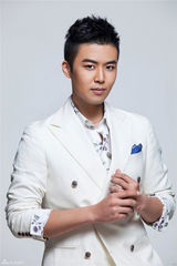 组图：王今铎白色西装大片展温暖笑容