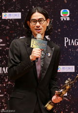 组图：香港金像奖张家辉封王 章子怡捧杯开怀笑