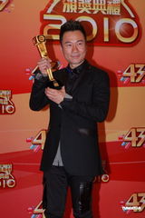 组图：TVB新科视帝视后出炉 黎耀祥邓萃雯双双连庄