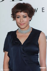 组图：赵薇忙于导演新电影 与林嘉欣分享儿女经