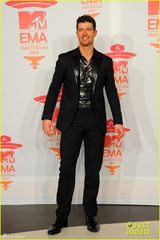 组图：罗宾献唱换女搭档 称不再与麦莉合唱