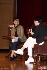 组图：林青霞短发眼镜办朗读会