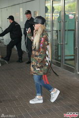 组图：2NE1队长CL李彩琳机场穿着休闲 微笑示人