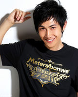 组图：何明翰紧身夏日装突显肌肉线条