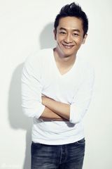 组图：陈昭荣熟男大片曝光 硬汉也走俏皮风