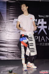 组图：严爵个唱秀舞技 打死不肯脱衣露腹肌