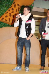 高清图：马塞尔-越会香港粉丝 劈腿空翻展身手