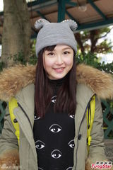 组图：杨怡乐瞳助阵《守业者》宣传派发平安包