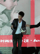 组图：贾乃亮赶场时尚活动获奖 魅力亮相引尖叫  