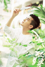 组图：郑斯仁春日街拍 演绎阳光“暖男情书”