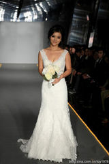 组图：邱启明娇妻李菡卧室照俏丽可人