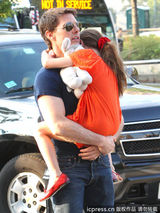 组图：汤姆-克鲁斯离婚后首探爱女 遭狗仔围堵