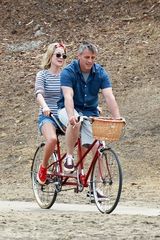 组图：《老友记》乔伊青春不再 骑情侣车浪漫消遣