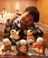 组图：孟庭苇5岁爱子搞怪帅气爱亲亲