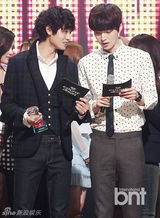 组图：少女时代回归打榜夺冠 西装礼帽显帅气