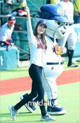 组图：韩星李多海为棒球比赛开球展明朗笑容