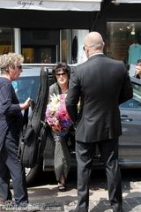 幻灯图：法国演员贝尔纳-吉欧多出殡 遗孀手捧鲜花