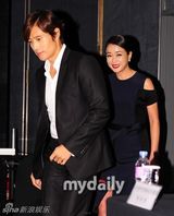 组图：李秉宪赵敏秀出席大钟颁奖礼新闻发布会