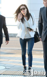 组图：金秀贤全智贤机场重聚 黑白配登对