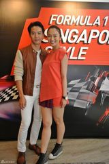 组图：戚玉武白薇秀情侣档助阵F1甜蜜秀爱