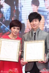 组图：林俊杰将写歌为四川灾区打气