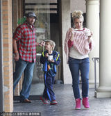 组图：布兰妮不舍小甜甜称号 粉罩衫扮嫩吃甜品