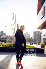 明星爱街拍：王栎鑫潮范出街 打造至in冬季型男