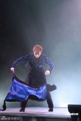 幻灯图：张敬轩红馆开唱 方大同现身担任嘉宾