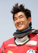 组图：任贤齐体验环塔拉力赛路况 训练受伤下巴流血 