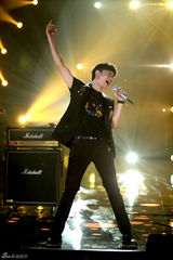 组图：歌手2邓紫棋白裙优雅 茜拉满文军补位