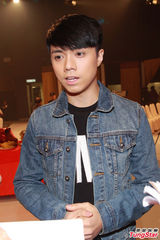 组图：金曲榜颁奖星光黯淡 张敬轩献主持处女秀