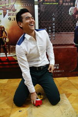 组图：彭于晏《激战》受访 搞怪合影小浪