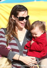 幻灯图集：詹妮弗-加纳母女逛街 小女儿乖巧惹人爱