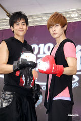 幻灯图：唐禹哲与彭于晏扮帅气选手大玩街舞