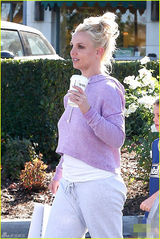 组图：布兰妮腿粗腰圆变大妈 带两爱子外出逛街