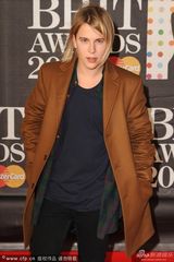 组图：2013全英音乐奖男星帅气亮相红毯