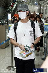 组图：韩团SISTAR与MBLAQ亮相机场赴美演出