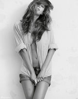 高清图：意大利球星维埃里娇妻《名利场》写真