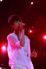 幻灯组图：李宇春南京个唱落幕 谢霆锋现场失控落泪