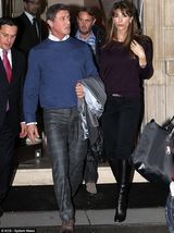 组图：史泰龙给女儿买高跟鞋 陪妻女逛街当模范老爸