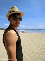 组图：高云翔董璇巴厘岛沙滩漫步大秀恩爱