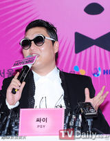 组图：PSY个唱记者会新洗脑神曲出炉