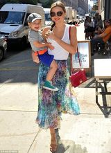 组图：米兰达透视长裙抱子出街 小弗林卖萌抢镜