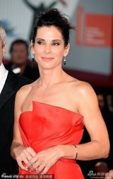 组图：《地心引力》桑德拉性感红裙亮相威尼斯