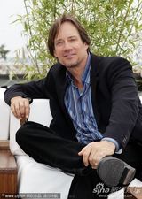 《灵魂冲浪》记者会 安娜索菲亚花短裙秀美腿(图)