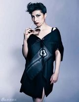 组图：何超仪另类造型登封面 摩登造型气质硬朗