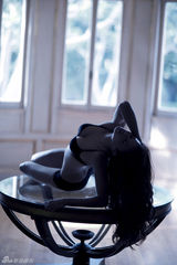 幻灯图：超模阿德瑞娜-利玛裸露上半身 性感登封面