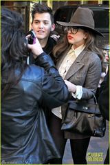 组图：Lady gaga西服礼帽配黑丝 摩登又搞怪