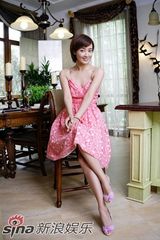 幻灯图集：赵子琪清新绽放杂志封面 不抱怨是大智慧